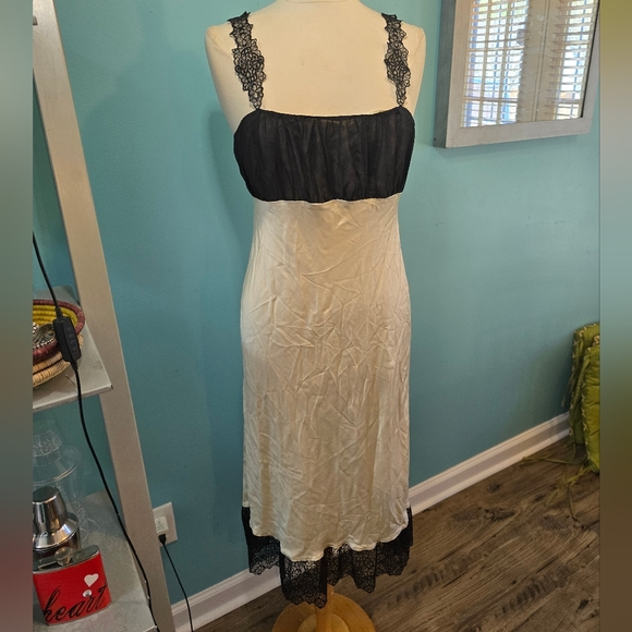Elegant Via del Amore Luxurious Silk Lace Trim Slipdress - Picture 1 of 8